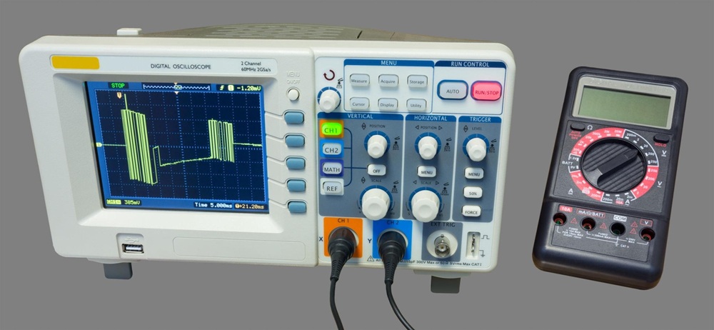 Oscilloscope and Multimeter Measurement Comparison